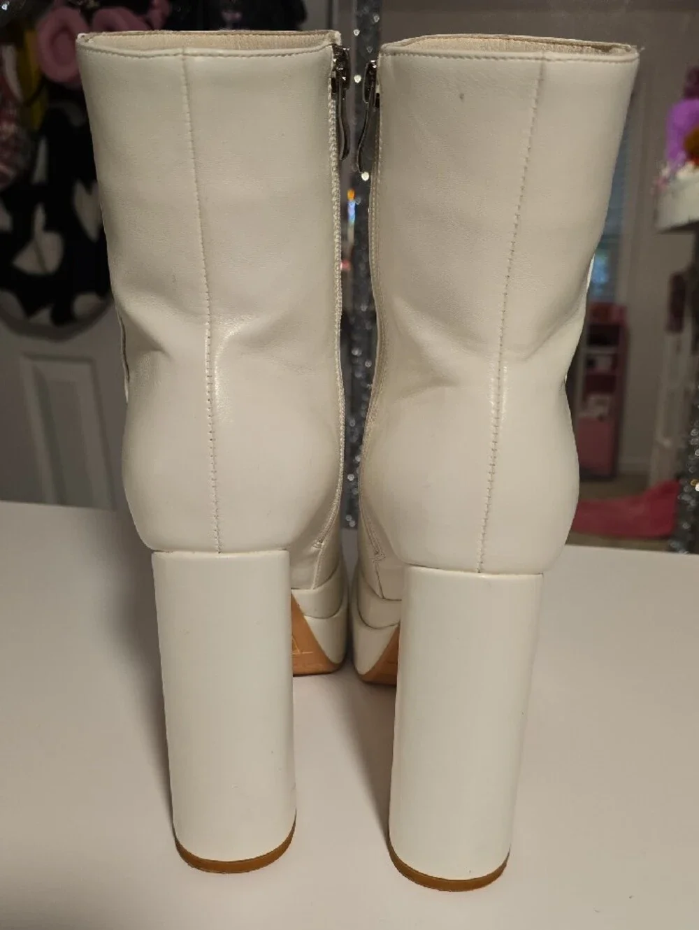 Wetkiss sleek white